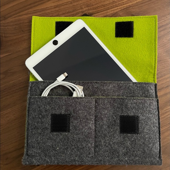 Felt iPad Mini storage bag. With two pockets for accessories, Velcro closure - Picture 3 of 5